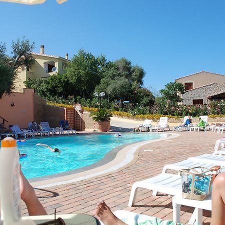 Aparthotel Li Troni à Budoni Extérieur photo