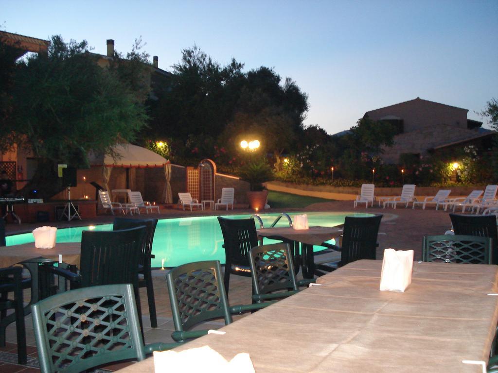 Aparthotel Li Troni à Budoni Extérieur photo