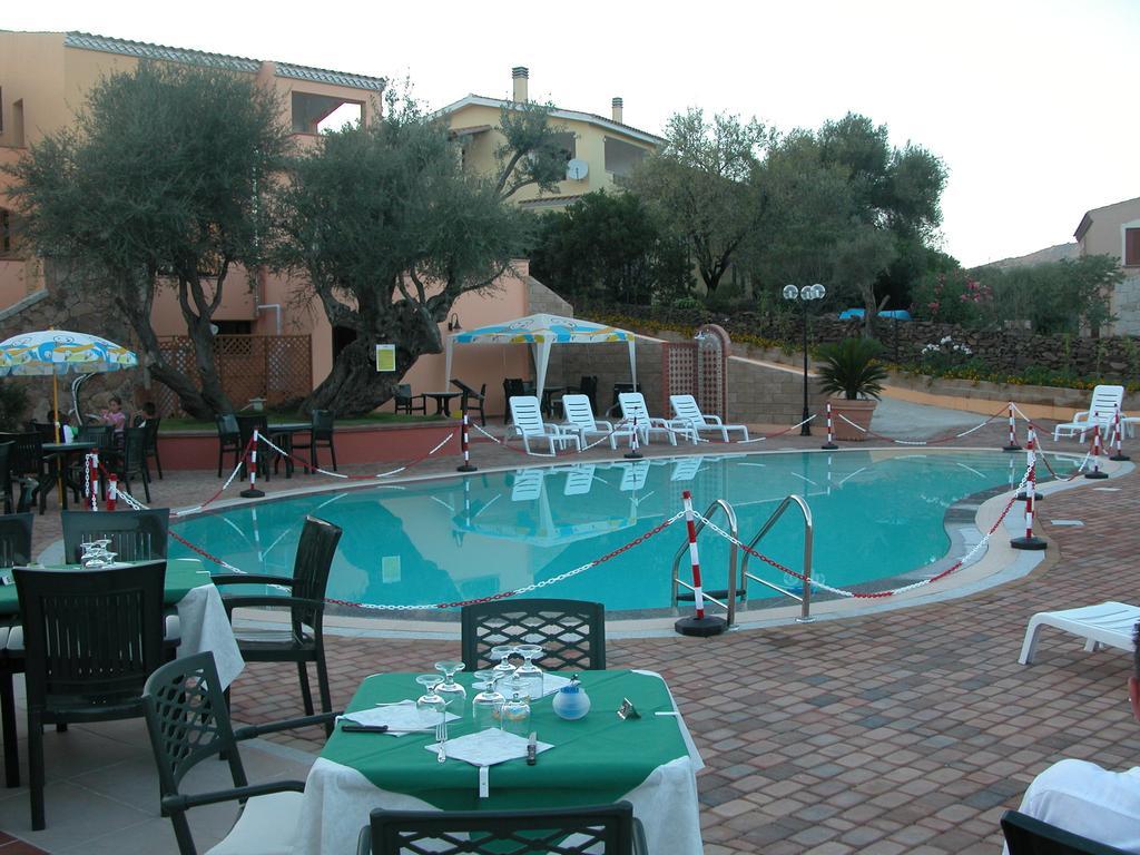 Aparthotel Li Troni à Budoni Extérieur photo