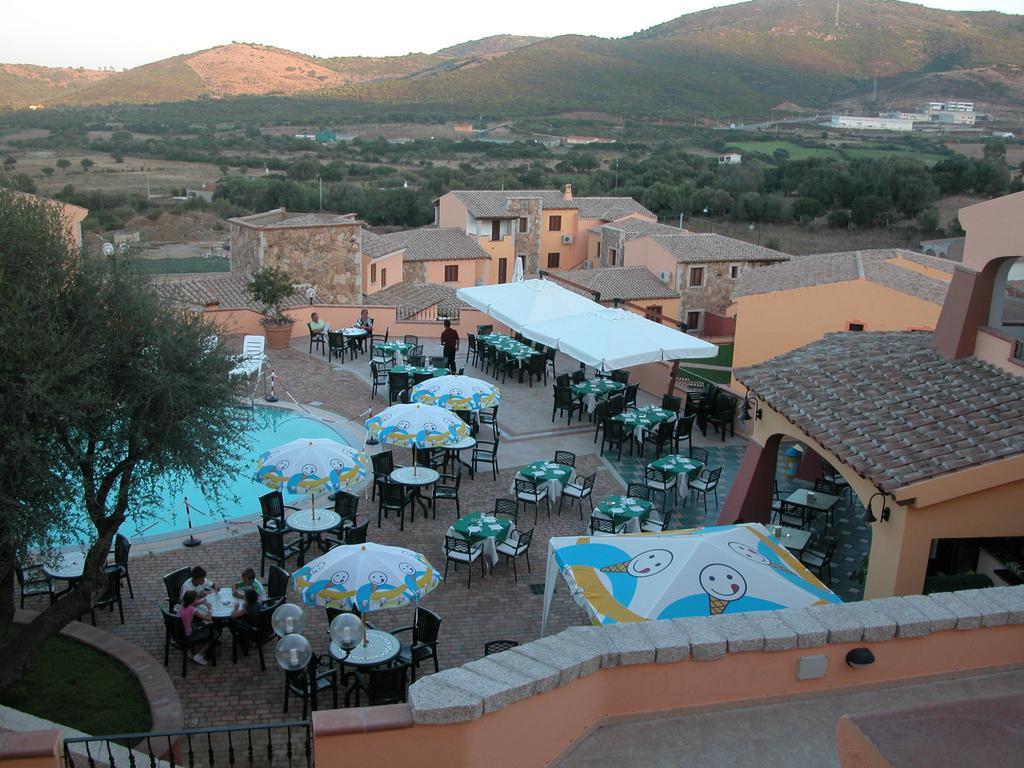 Aparthotel Li Troni à Budoni Extérieur photo